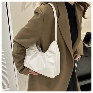 Detailansicht der weißen plissierten Tasche aus mattem PU-Leder im Cloud-Design