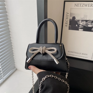 Mini sac à main en cuir noir avec nœud en cristal et bandoulière chaîne