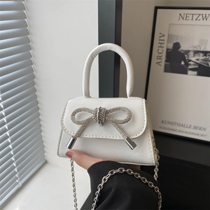 Mini sac à main blanc avec nœud en strass et chaîne argentée pour un look bandoulière
