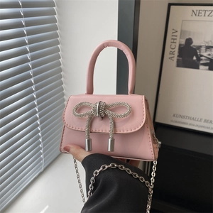 Mini sac rose avec nœud étincelant en strass et bandoulière chic en chaîne argentée