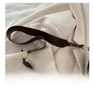 Dettaglio borsa in pelle testa di moro con anelli dorati e stile ufficio elegante