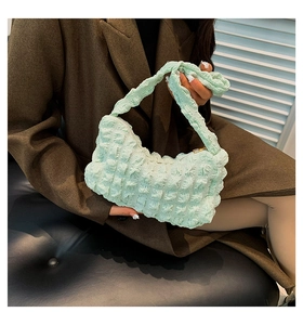 Détail du sac à bandoulière vert menthe avec tissu texturé à bulles 3D unique
