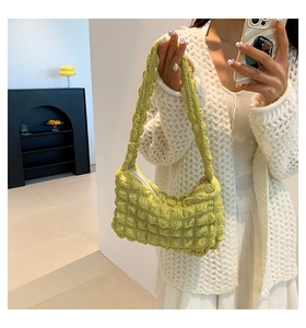 Sac à bandoulière vert citron texturé pop-corn lors d'un selfie miroir élégant