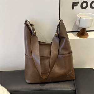 Borsa tote in ecopelle marrone scuro con tracolla larga e dettagli in metallo dorato