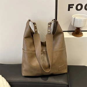 Grande borsa a secchiello in pelle PU tortora con ampia tracolla e anelli oro