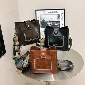 Vintage PU Leather Bucket Bag For Women Fashion Wide Embroidered Strap Crossbody Bag Retro Studded Shoulder Bag Bag With Pendant