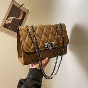 Borsa a tracolla trapuntata marrone in pelle PU con catena e chiusura in metallo