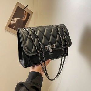 Borsa a tracolla trapuntata nera con catena canna di fucile e motivo a rombi elegante