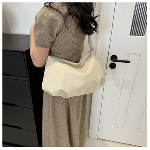 Detailansicht der großen cremefarbenen Hobo-Tasche aus plissiertem Kunstleder