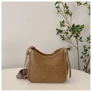 Sac seau rétro marron avec surpiqûres contrastées et deux options de bandoulière