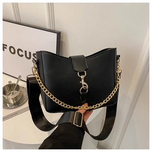 Détail du sac bandoulière en similicuir noir avec chaîne dorée et large bandoulière