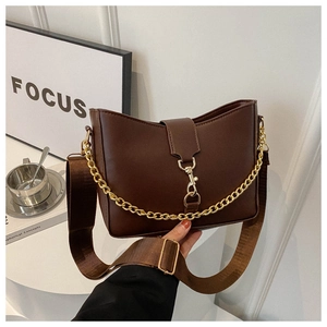 Détail du sac bandoulière marron foncé avec fermoir doré et bandoulière chaîne