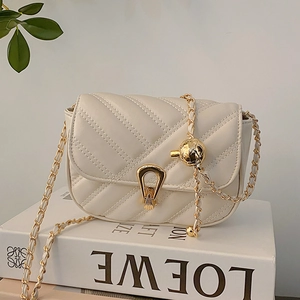 Bolso acolchado crema con cadena de bola dorada ajustable para un estilo moderno