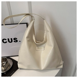 Detalle de bolso tote crema con parche de cuero Fashion Bags sobre fondo minimalista