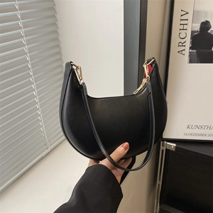 Sac à main demi-lune noir chic avec doublure rouge et fermeture éclair dorée élégante