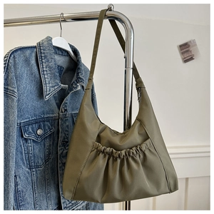 Détail du sac hobo en nylon vert olive avec une poche avant plissée très élégante