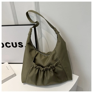 Vue détaillée d'un sac hobo en nylon vert olive avec poche plissée et fermeture éclair