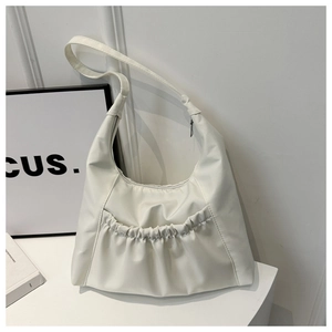 Détail d'un sac cabas blanc crème minimaliste avec poche froncée et texture PU mate lisse