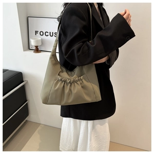 Détail du sac cabas plissé vert olive en tissu nylon mat de haute densité