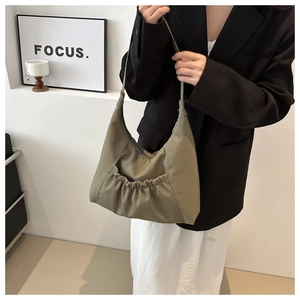 Détail du grand sac cabas vert olive montrant la texture lisse et la poche plissée