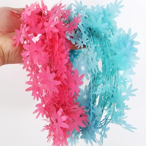 Ghirlanda floreale margherita in rosa e blu per decorazioni di feste festive