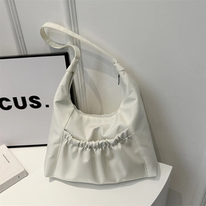 Sac hobo blanc minimaliste avec poche plissée et bandoulière en cuir souple de qualité