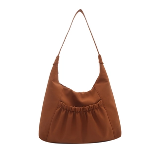 Sac cabas en nylon caramel avec poche avant plissée et fines lanières de transport