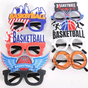 Cinq styles de lunettes de fête basket-ball colorées avec paniers et silhouettes de dunk