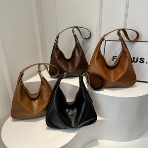 Minimalistische Hobo-Schultertaschen aus Kunstleder in vier neutralen Farben auf Podesten