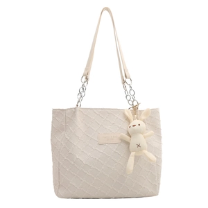Elegante cremeweiße Stepp-Tote Bag mit Kettenriemen und süßem Plüschhasen-Anhänger