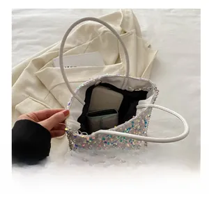 Vue intérieure d'un sac à paillettes montrant l'espace pour téléphone et portefeuille noir