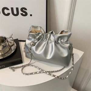 Sac seau argenté chic avec cordon de serrage, bandoulière chaîne et texture plissée