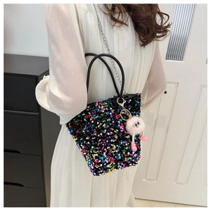 Gros plan du sac à main à paillettes colorées avec une poupée rose et une chaîne