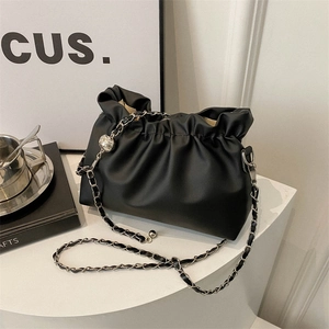 Sac seau plissé noir à cordon de serrage avec bandoulière à boule en métal argenté