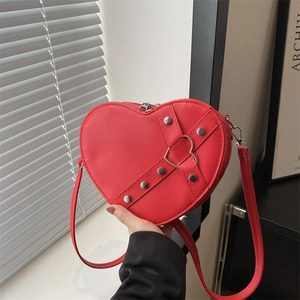 Sac à Épaule Femme en Forme de Cœur en Cuir PU Bandoulière Chic Sweet Cool Sac Cœur Rivets en Métal Fermeture Éclair