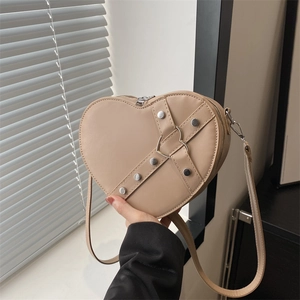 Sac bandoulière tendance en cuir beige en forme de cœur avec rivets argentés
