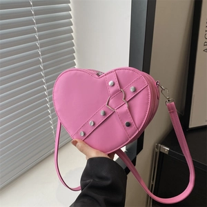 Sac à bandoulière rose en forme de cœur avec rivets argentés et cuir matelassé