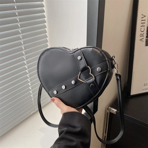 Sac à bandoulière tendance en cuir noir en forme de cœur avec clous et boucle métal