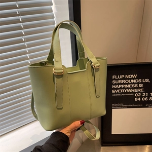 Sac fourre-tout moderne en cuir PU vert clair avec anneaux dorés et bandoulière