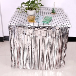 Jupe de table à franges argentées avec paquets multicolores pour décoration de fête