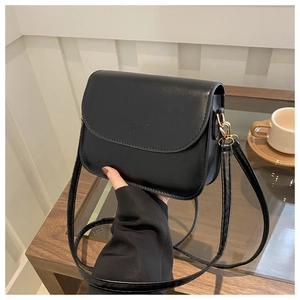 Détails du sac carré noir en cuir PU brillant avec des ferrures dorées