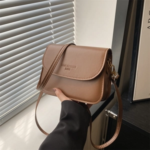 Petit sac à bandoulière carré en cuir caramel avec inscription en relief élégante