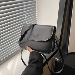 Petit sac sous l'aisselle en cuir noir avec bandoulière réglable et rabat chic