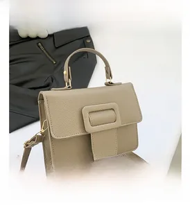 Détail du sac à main kaki avec texture grainée et fermeture à boucle carrée élégante