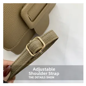 Détail de la bandoulière réglable en cuir kaki avec boucle dorée sur un sac à bandoulière