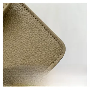 Gros plan sur le cuir grainé kaki de qualité avec coutures détaillées pour sac à main
