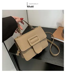 Vue détaillée du petit sac carré kaki en cuir grainé avec boucle et accents dorés