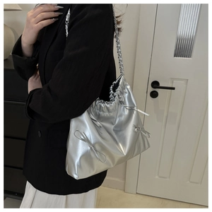 Sac fourre-tout argenté avec cordon de serrage, nœuds décoratifs et bandoulière