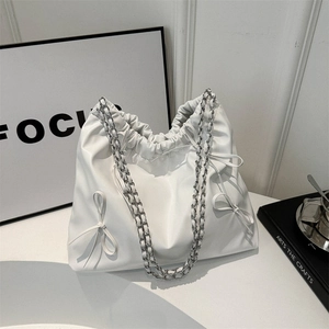 Sac fourre-tout blanc style nuage avec nœud et bandoulière chaîne argentée pour femme élégante