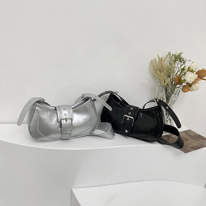 Sacs portés épaule demi-lune argent et noir avec boucles métalliques sur piédestal